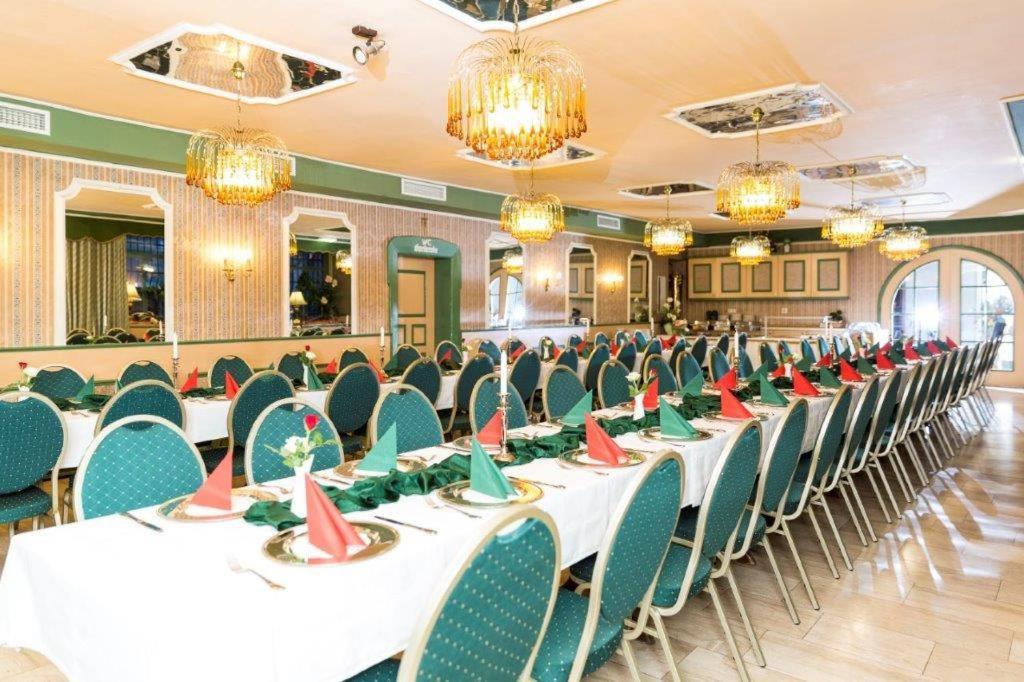 Hotel-Gasthof Zur Post Фелбург Екстериор снимка
