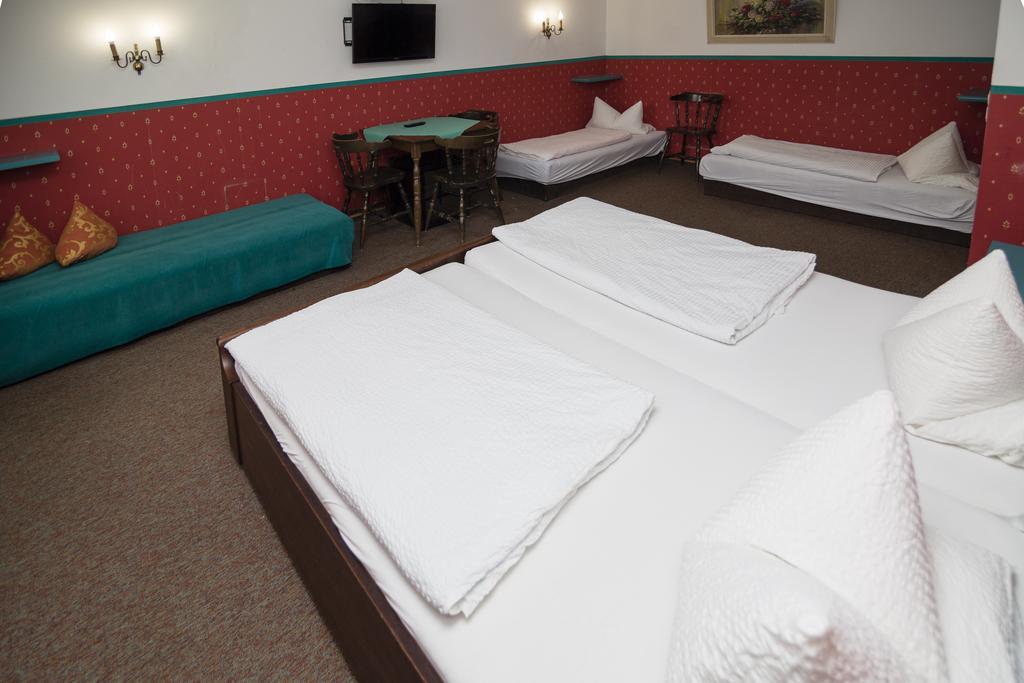 Hotel-Gasthof Zur Post Фелбург Стая снимка