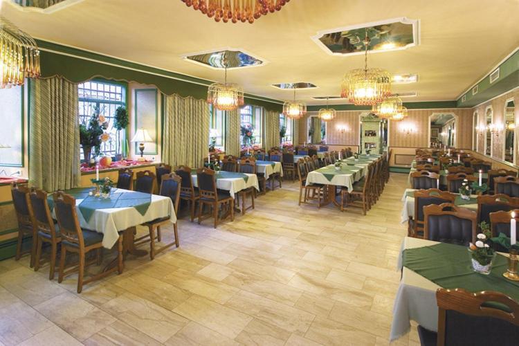 Hotel-Gasthof Zur Post Фелбург Екстериор снимка